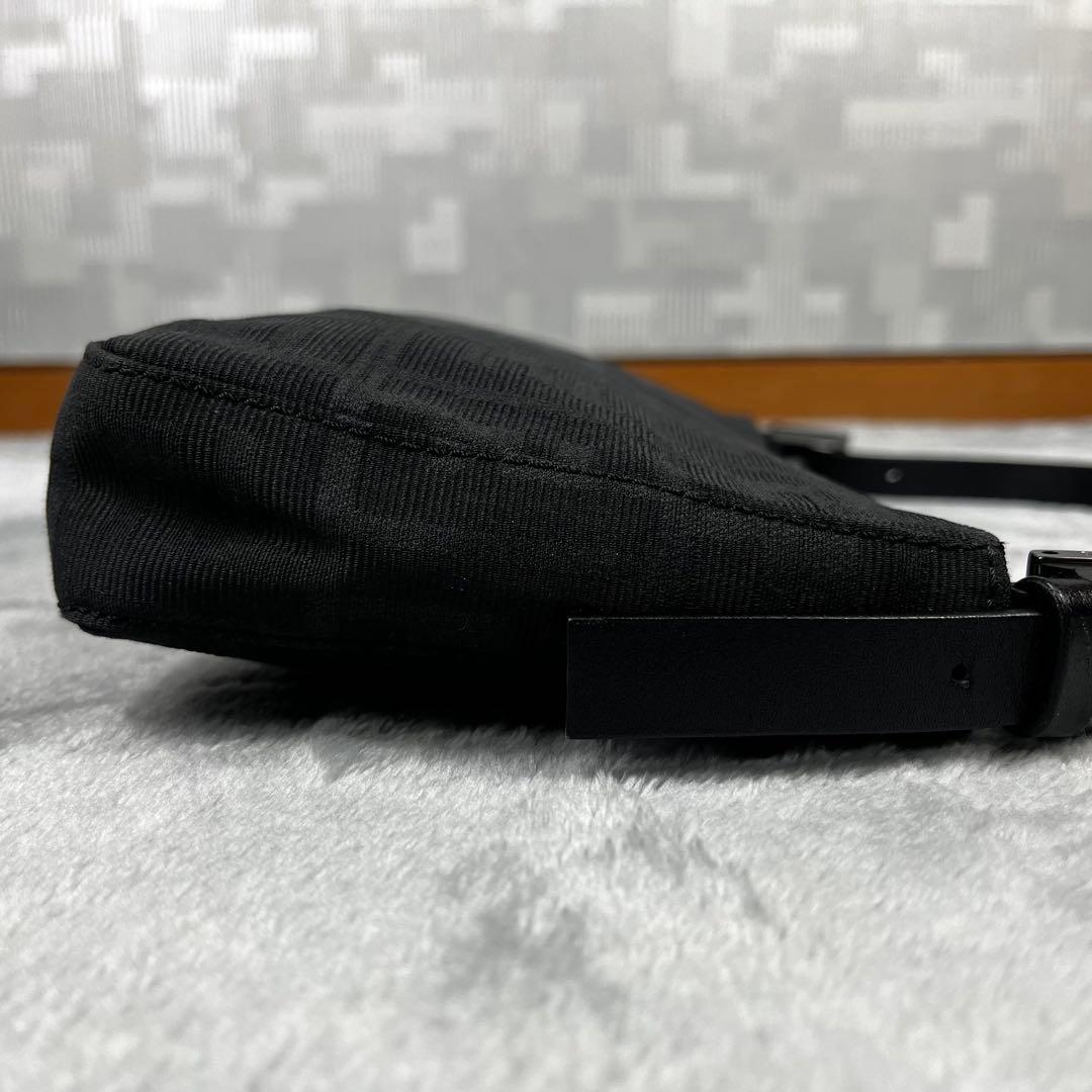 美品 FENDI フェンディ アクセサリーポーチ ズッカ柄 ブラック 黒