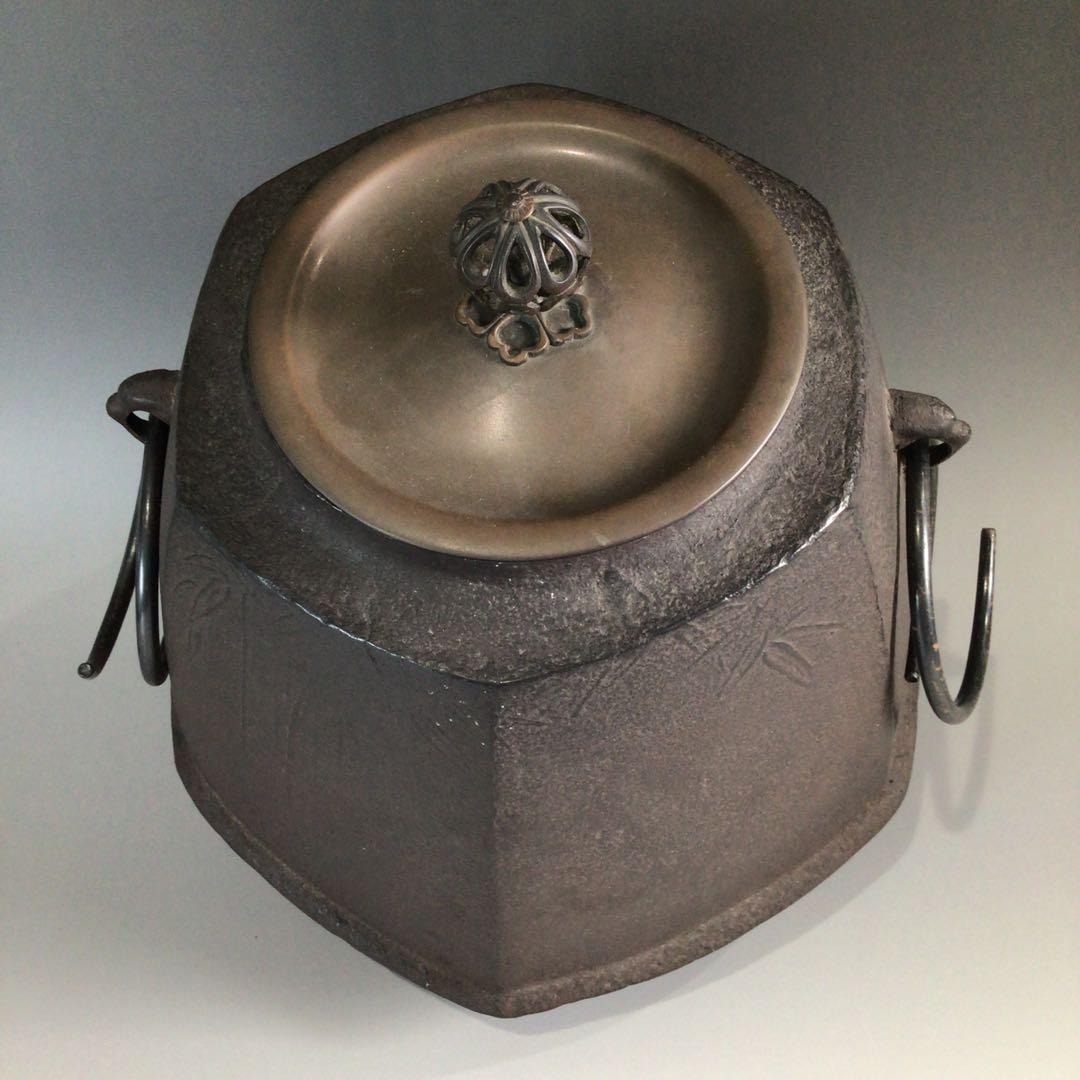 Ｐ４７６　茶釜　『釜師　畠春斎造』『竹紋』『六方翼形釜』　共箱　茶道具