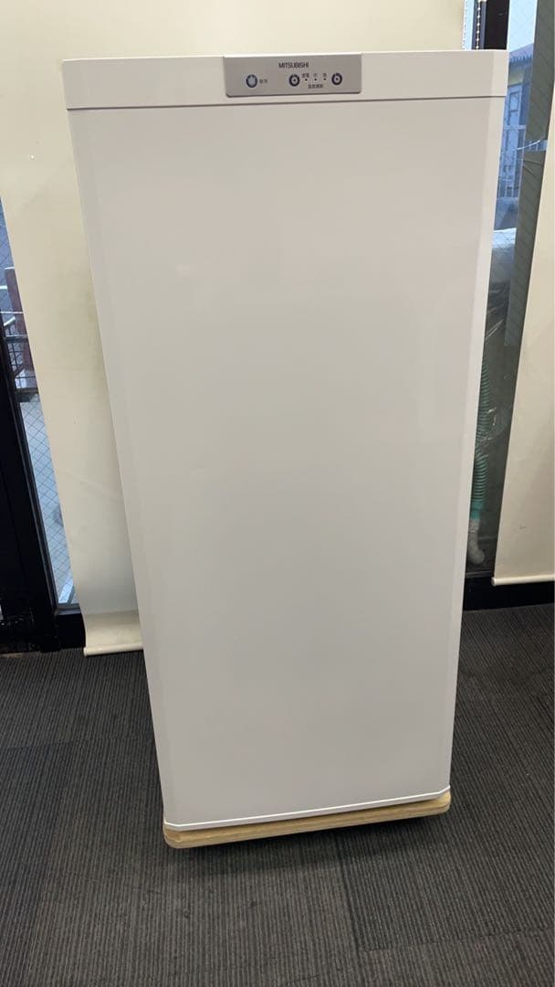 名古屋市近郊送料無料★中古格安！三菱電機ノンフロン冷凍庫 MF-U12N-W
