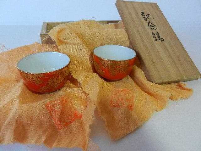 赤絵金彩酒盃２個「陶印　九谷竹塘」（何故か「平安　松山造」の桐箱入り）