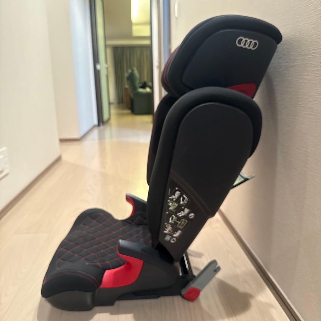 Audi ジュニアシート 黒 赤