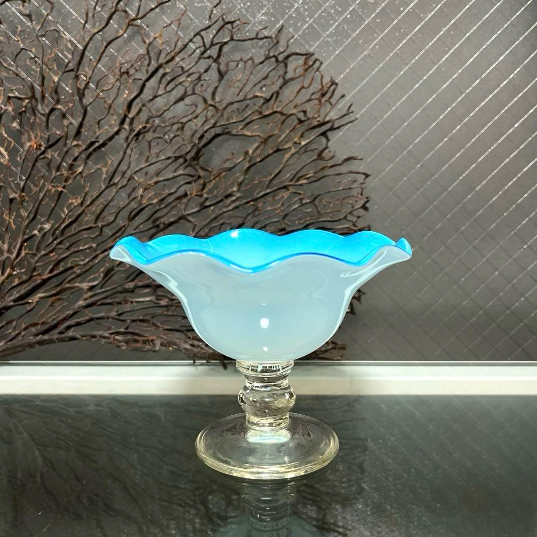 骨董　時代　２色バイカラーフリル 乳白色ガラス　水色　脚付コンポート　菓子器