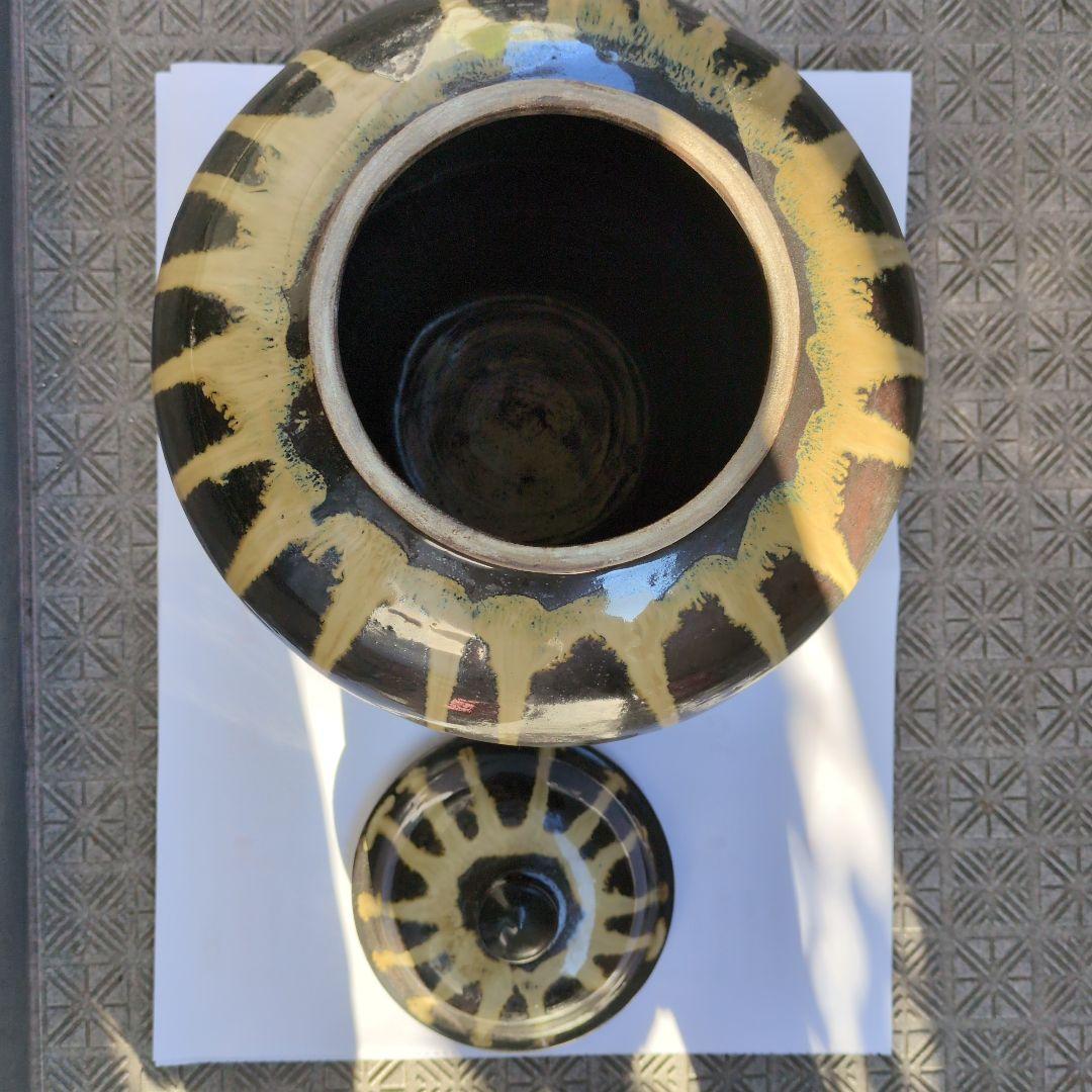 小鹿田焼の大きい壺 黒に黄土色の釉薬の流れ模様の陶器の壺