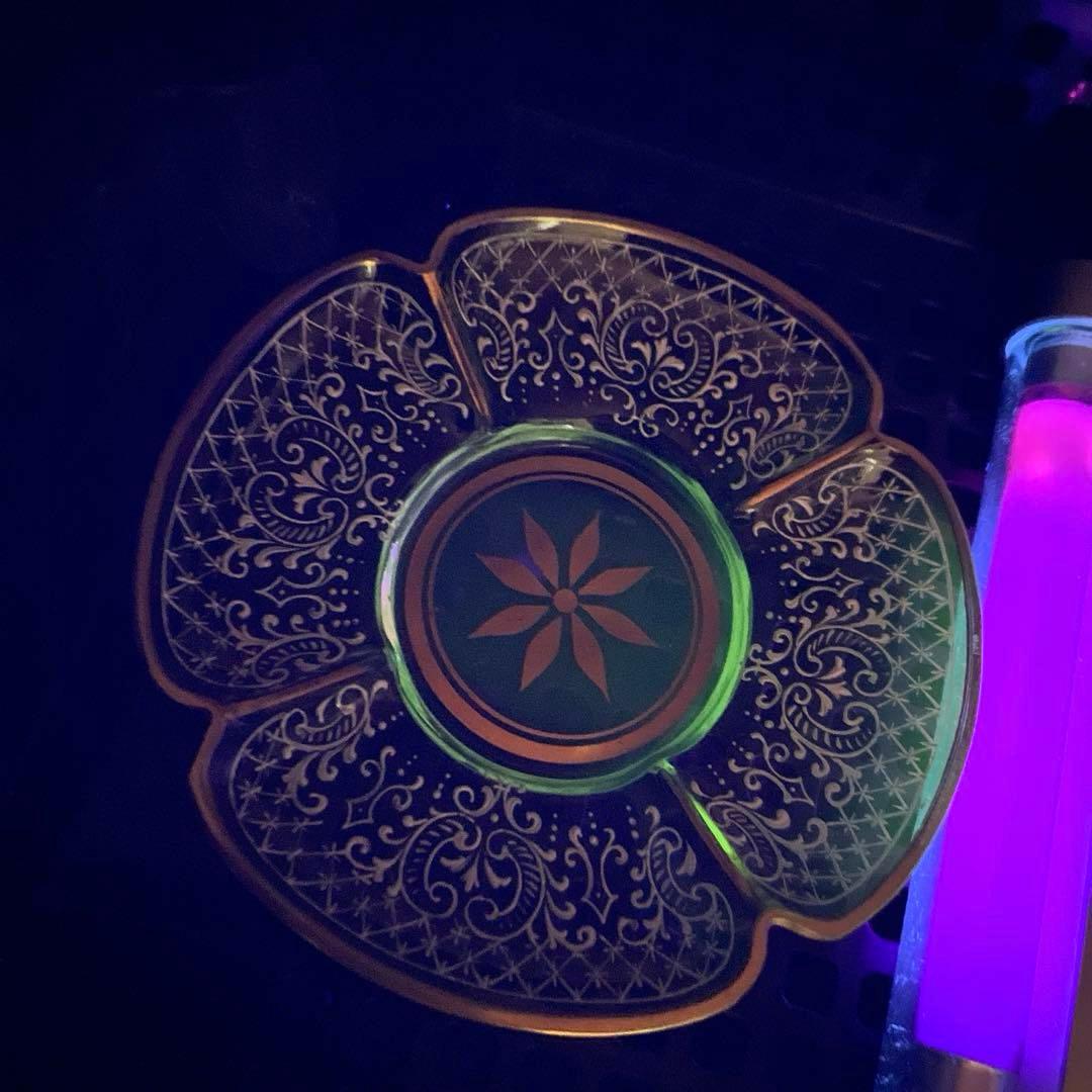 骨董　時代ガラス　精密エナメル絵付け　金彩　四葉型　ウランガラス　プレート１客