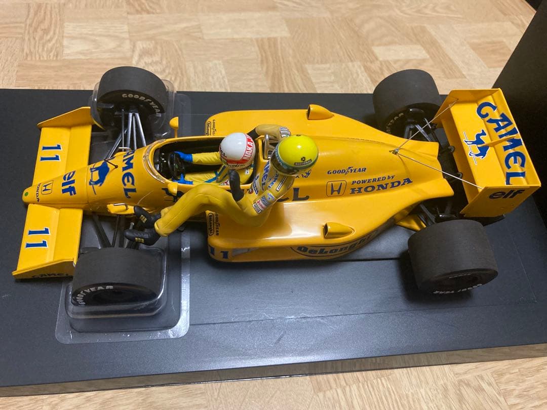 ミニチャンプス(キャメル仕様)‼️ロータスホンダ99T ライドオンセナ1/18