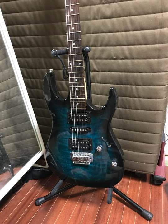 エレキギター、アンプ