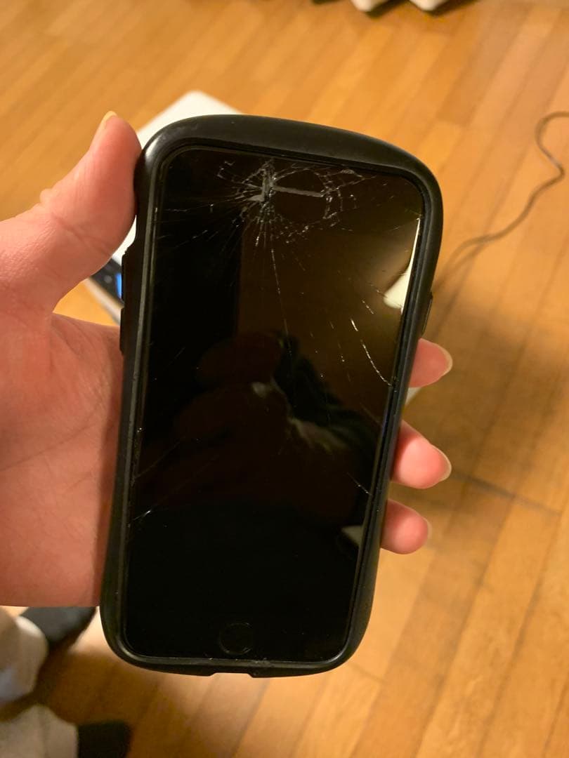 アイホンSE（ひび割れあり）