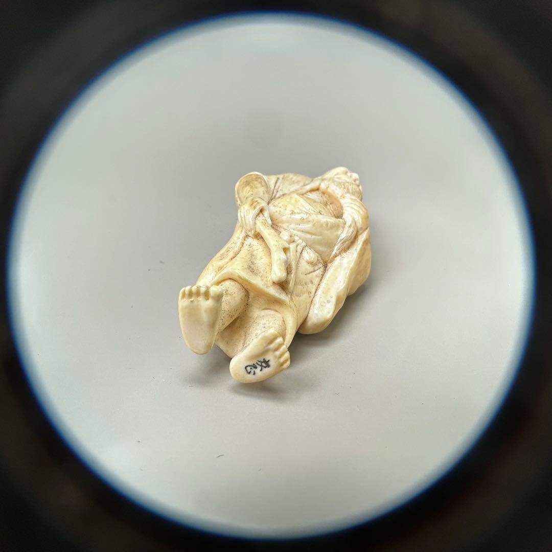 笑顔の僧侶 彫刻 極上　根付　天然素材アンティーク骨董　飾り物古美術置物細密細工