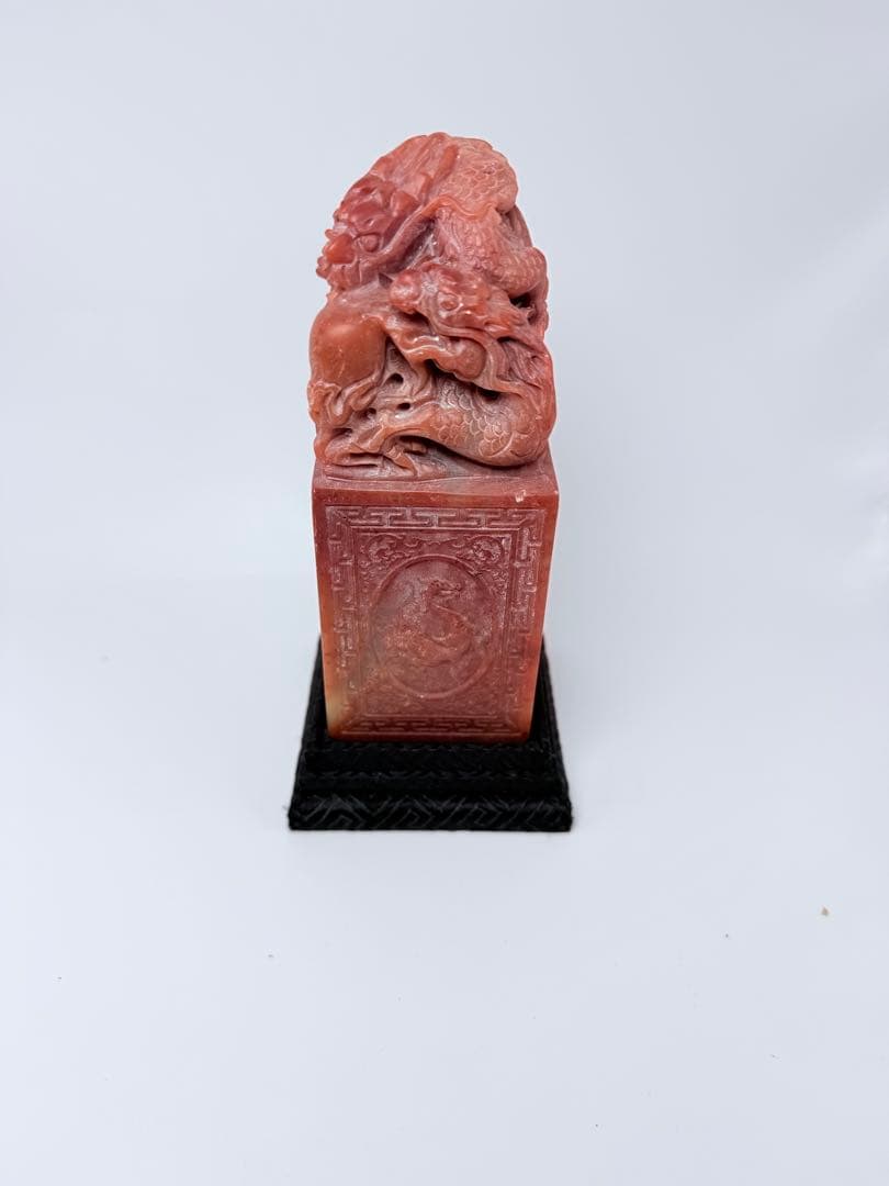 獅子とドラゴンの石彫刻