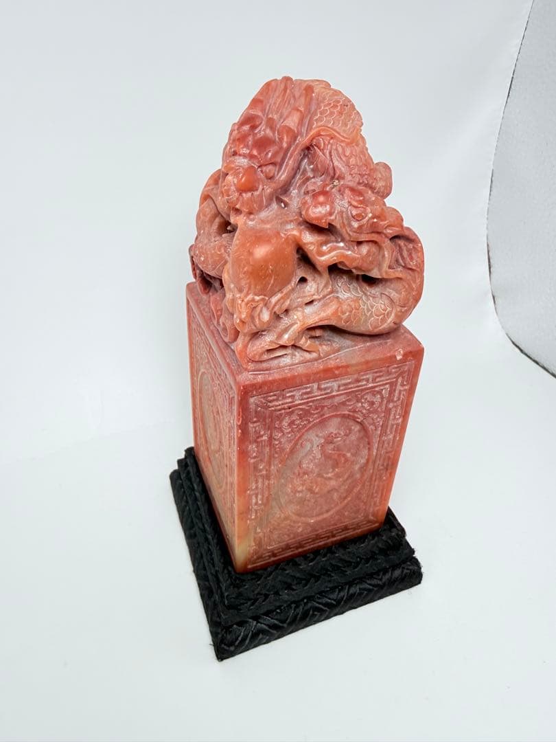 獅子とドラゴンの石彫刻