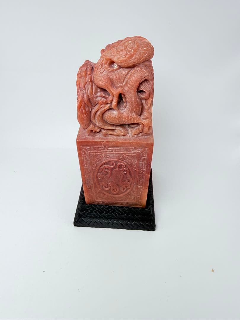 獅子とドラゴンの石彫刻