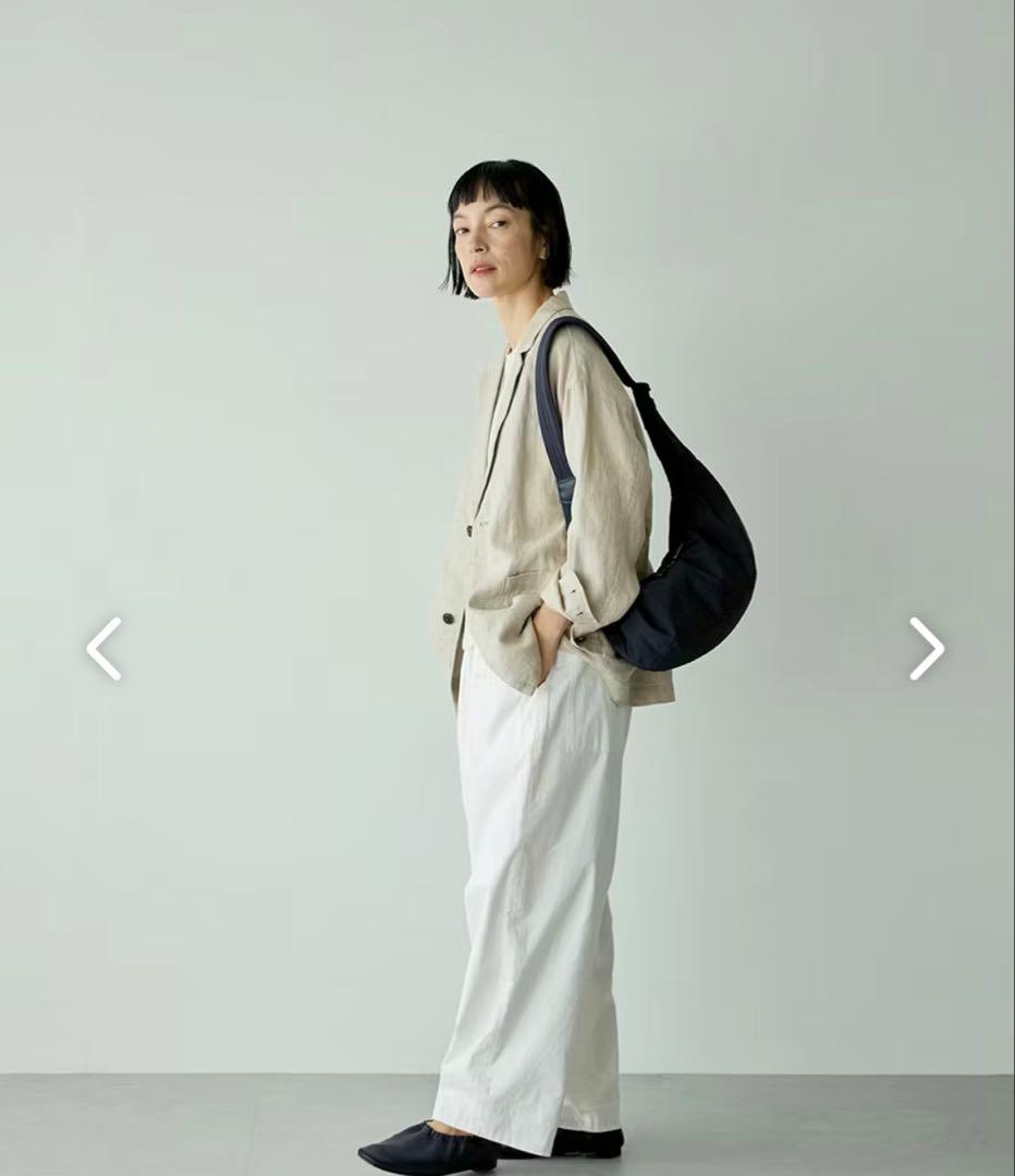 「軽やかに、ちゃんと収まる」ムーン型のクロスボディバッグ（ブラック）