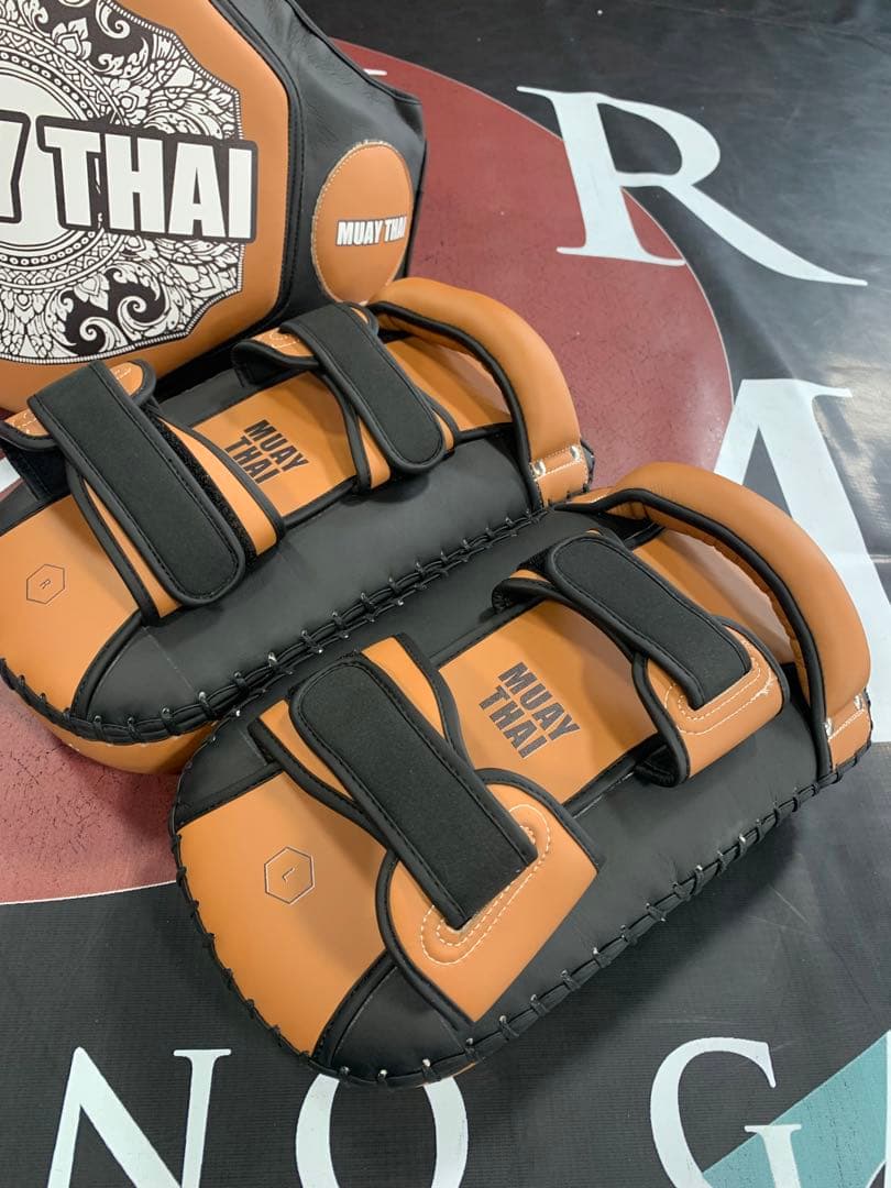 ヨ*シ様 【新品】 MUAYTHAIメーカー　キックミット　ムエタイ、キックボク