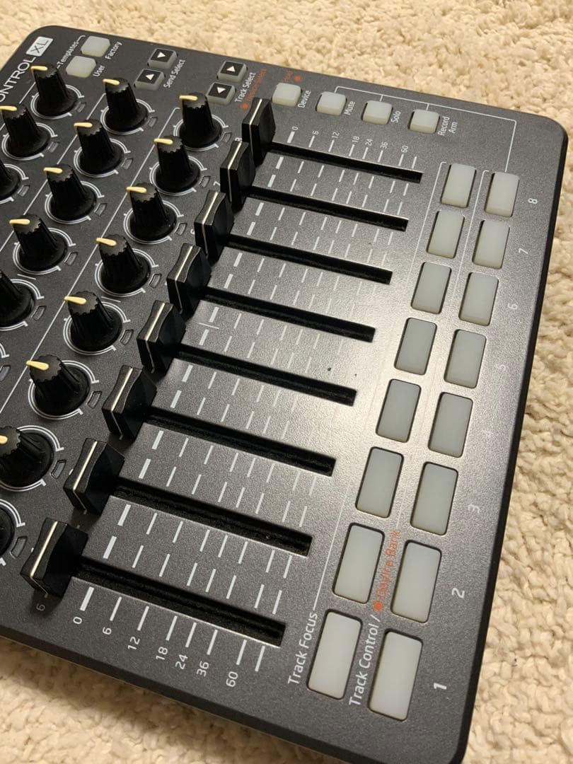 Novation LAUNCH CONTROL XL MIDIコントローラー