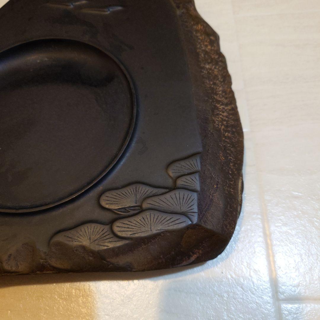 黒色三角形硯　端渓　松と鳥の彫刻