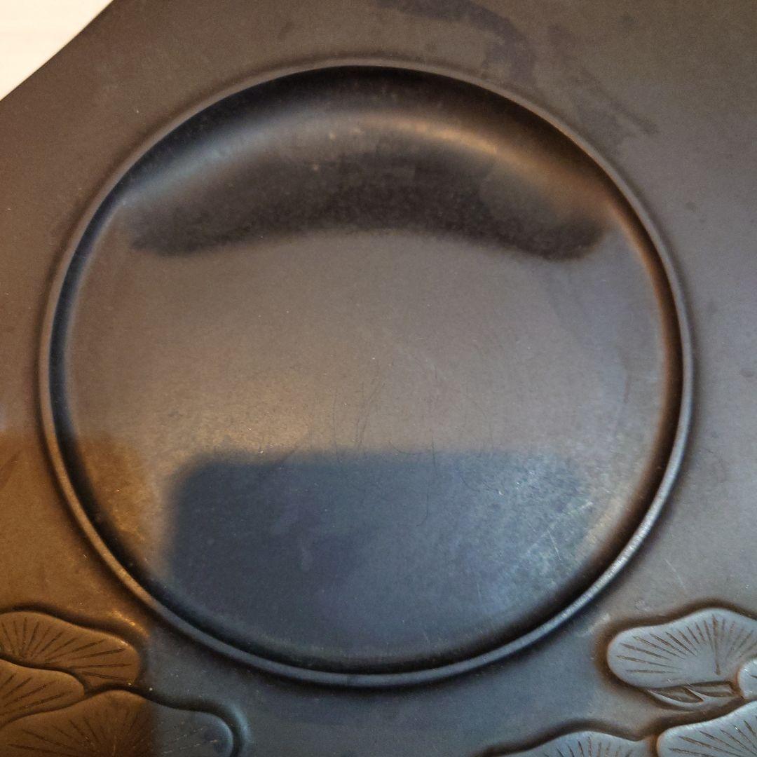 黒色三角形硯　端渓　松と鳥の彫刻