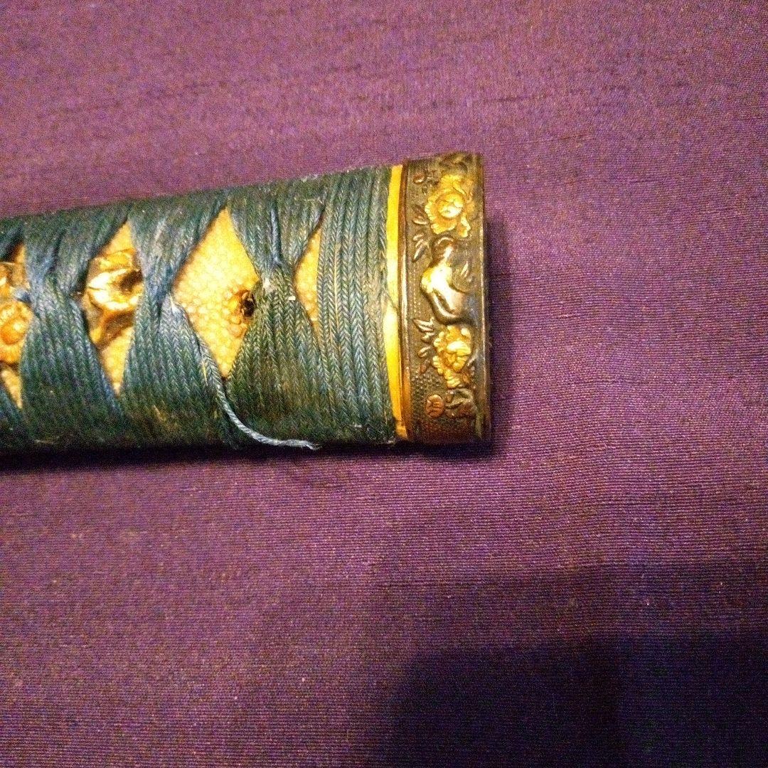 赤銅縁頭に孔雀と牡丹