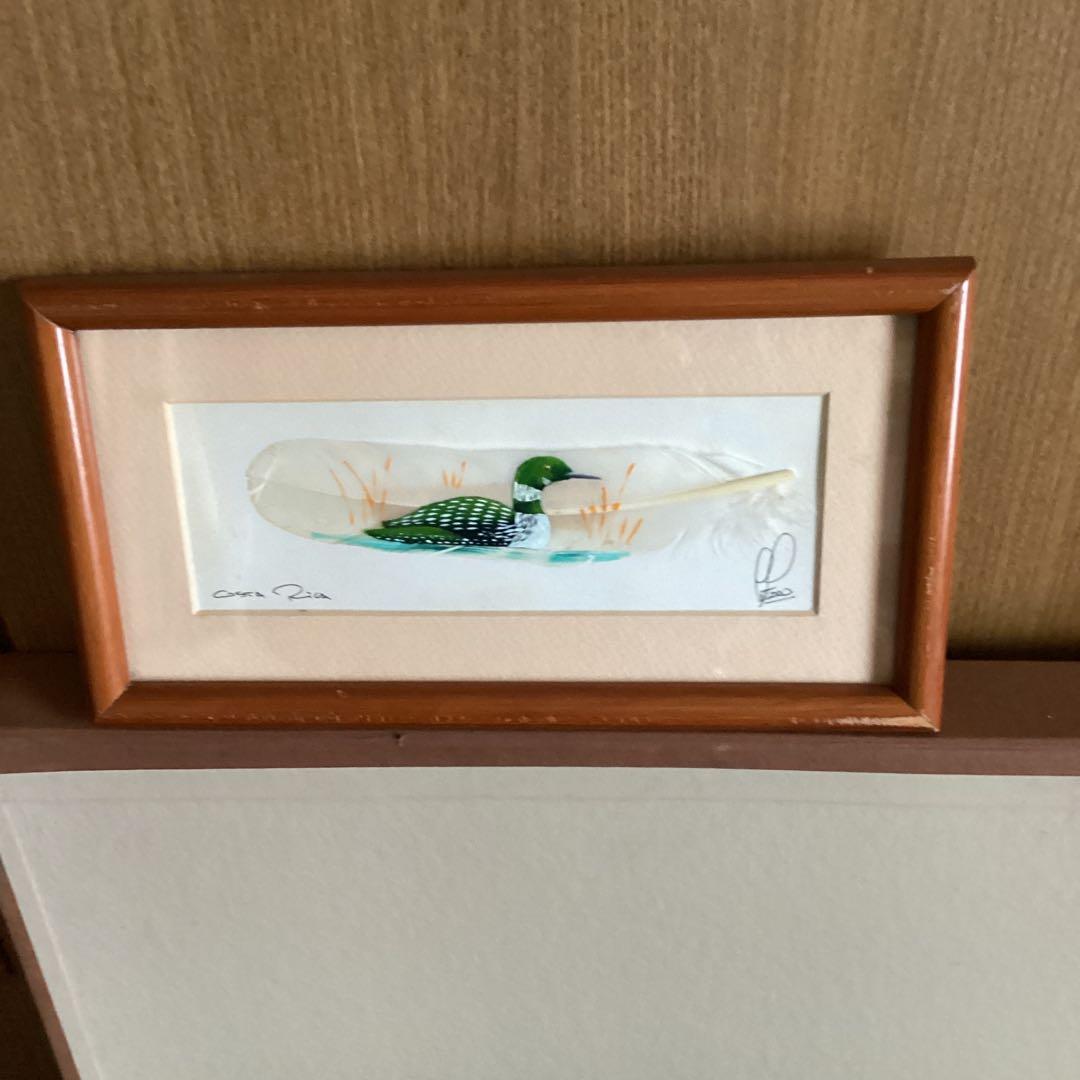 水彩画　　タイトル【　鴨　】鳥の羽に鴨の絵が描かれてます。壁掛け額装　直筆サイン