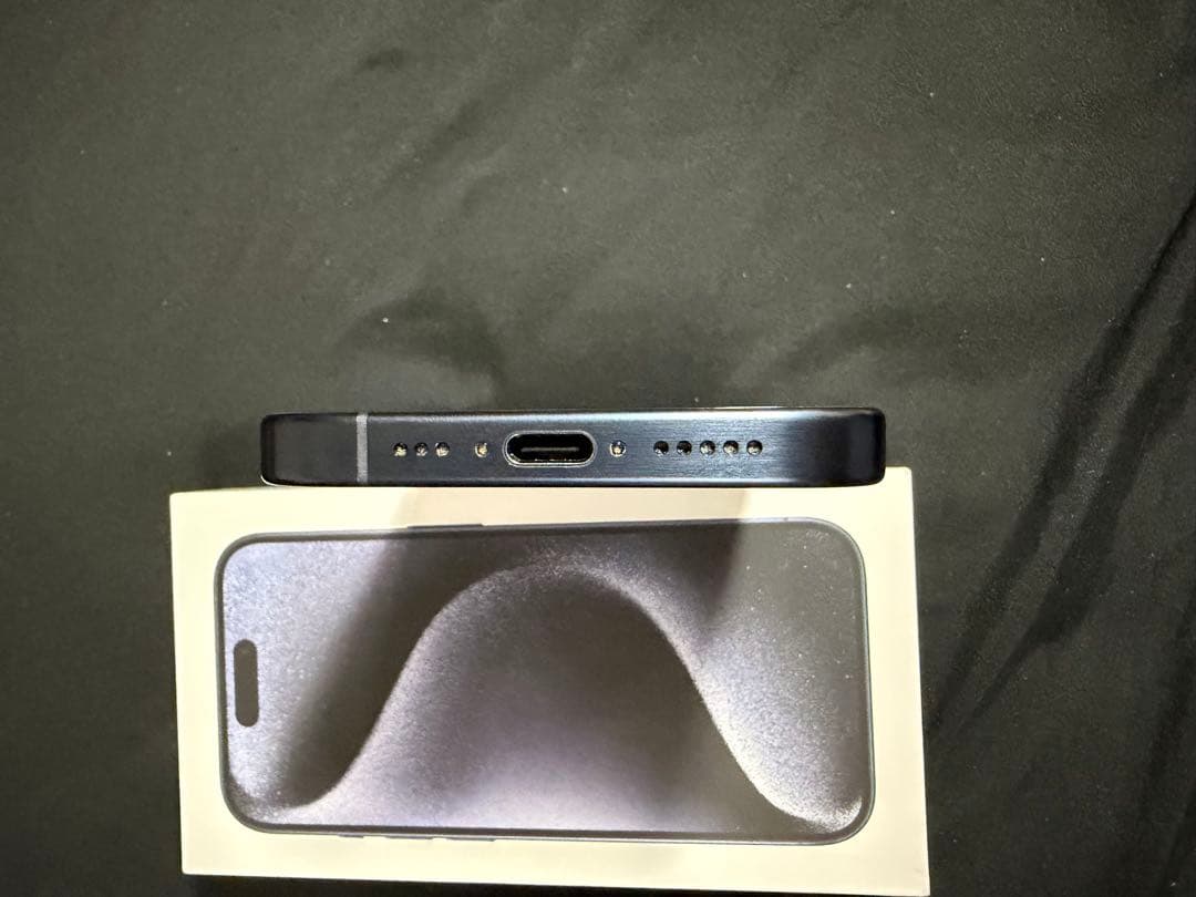 美品　Apple iPhone 15 pro 256GB