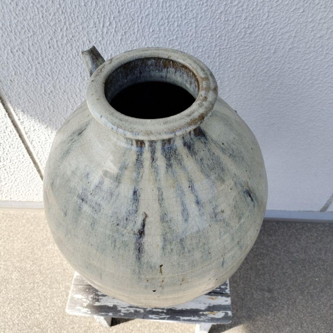 大壺　陶器製の丸い壺（白と茶色）