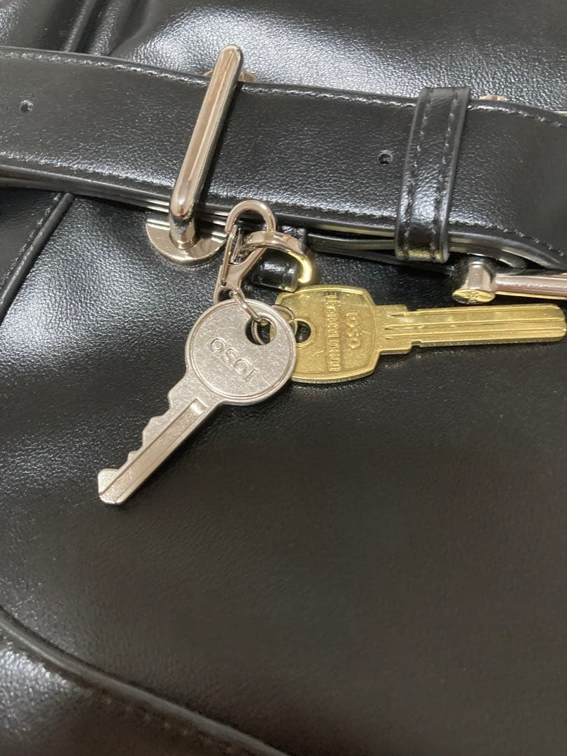 OSOI 黒 ハンドバッグ 鍵付き