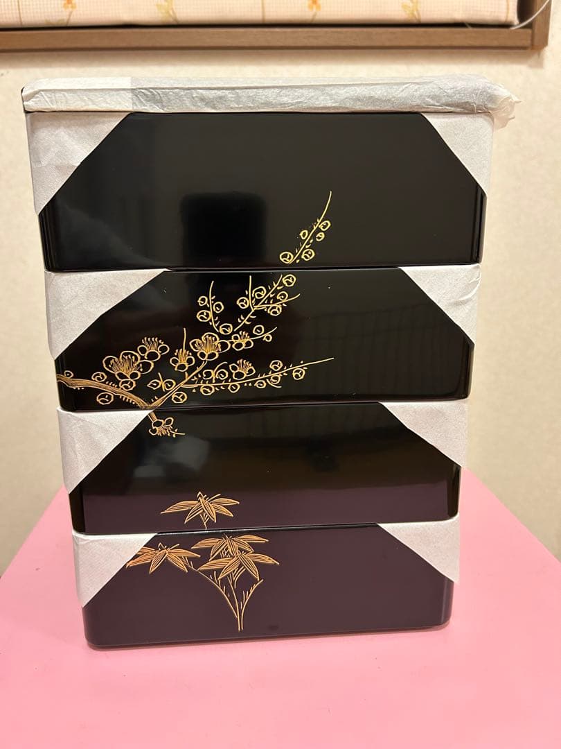 【未使用】木製漆塗　4段　七五重箱　続き柄　老松　沈金　木箱付き