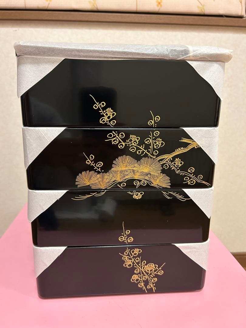 【未使用】木製漆塗　4段　七五重箱　続き柄　老松　沈金　木箱付き