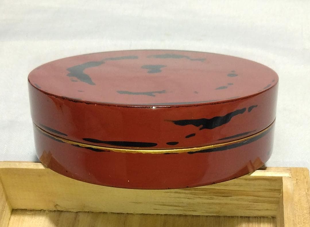 茶道具　乾漆砥出平香合　日展会友　折笠兆春作　乾漆造弁柄砥出（内金塗）平香合！！