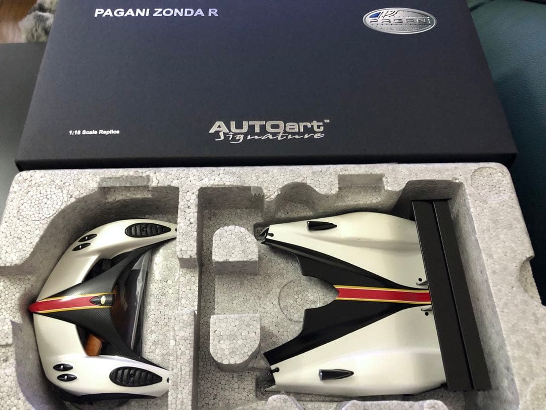 ★絶版！オートアート￼ 1/18 パガーニ ゾンダR (イタリアンストライプ￼)