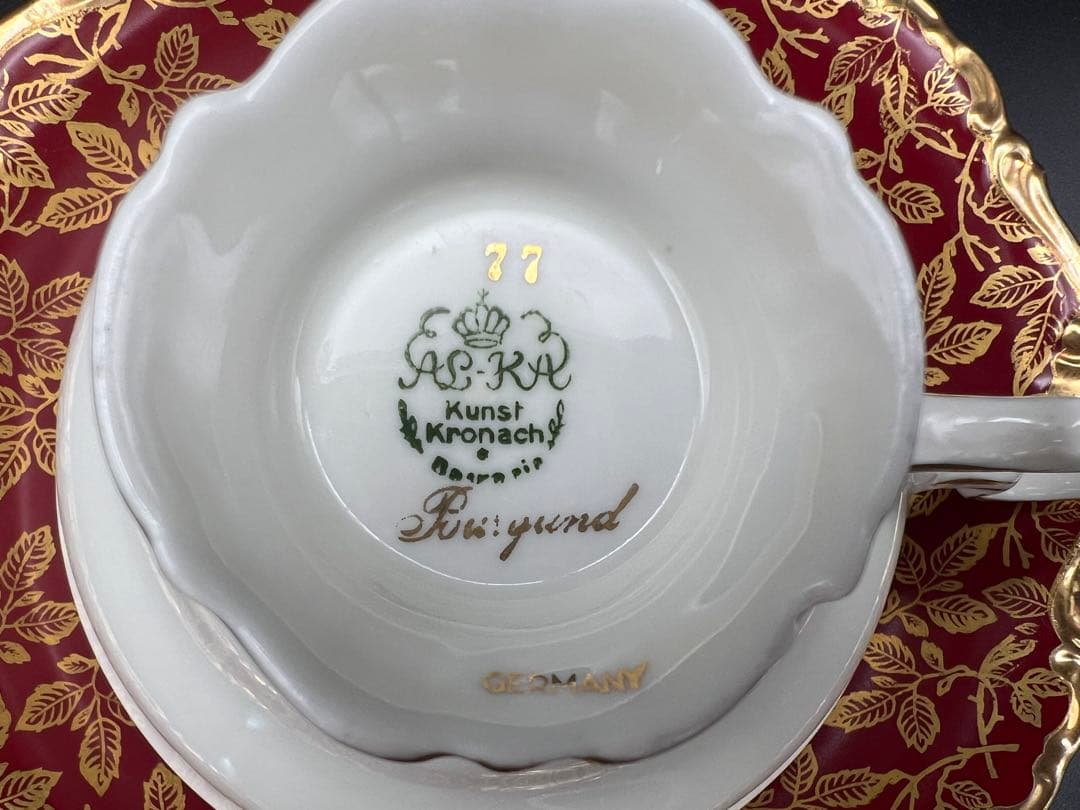 赤と金のティーカップ・ソーサーセット