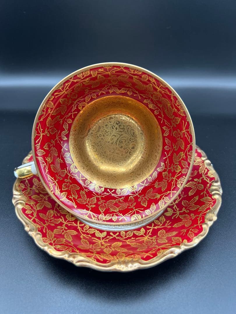 赤と金のティーカップ・ソーサーセット