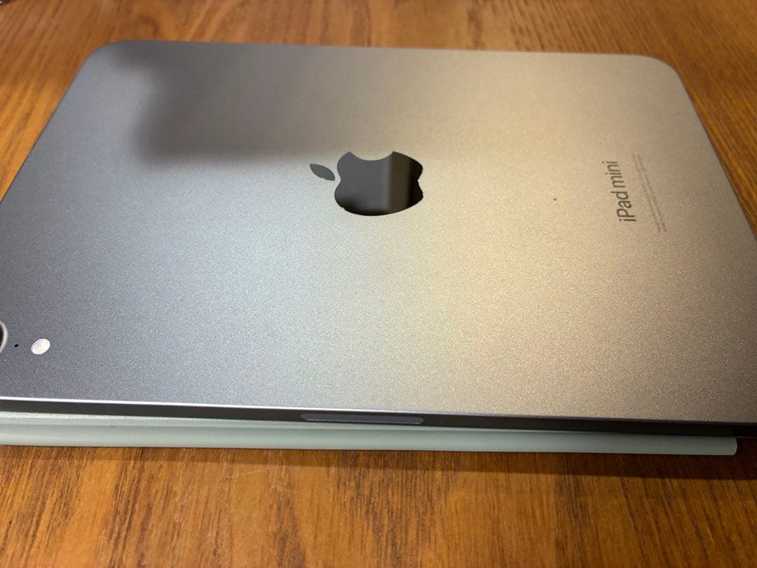 iPad mini 第7世代　本体　純正カバー付き