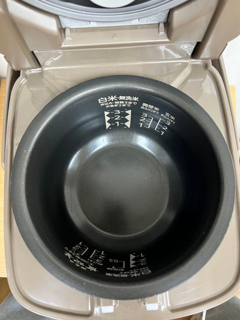 三菱IH炊飯器 5.5合（型番：NJ-ST06R-N）2016年製
