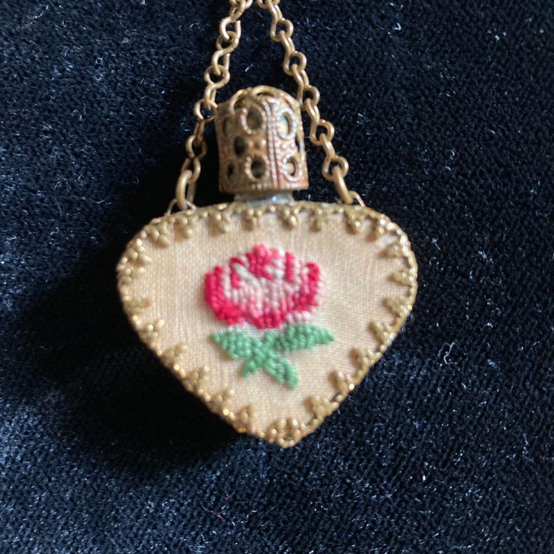アンティークの香水瓶兼ブローチ 刺繍つき