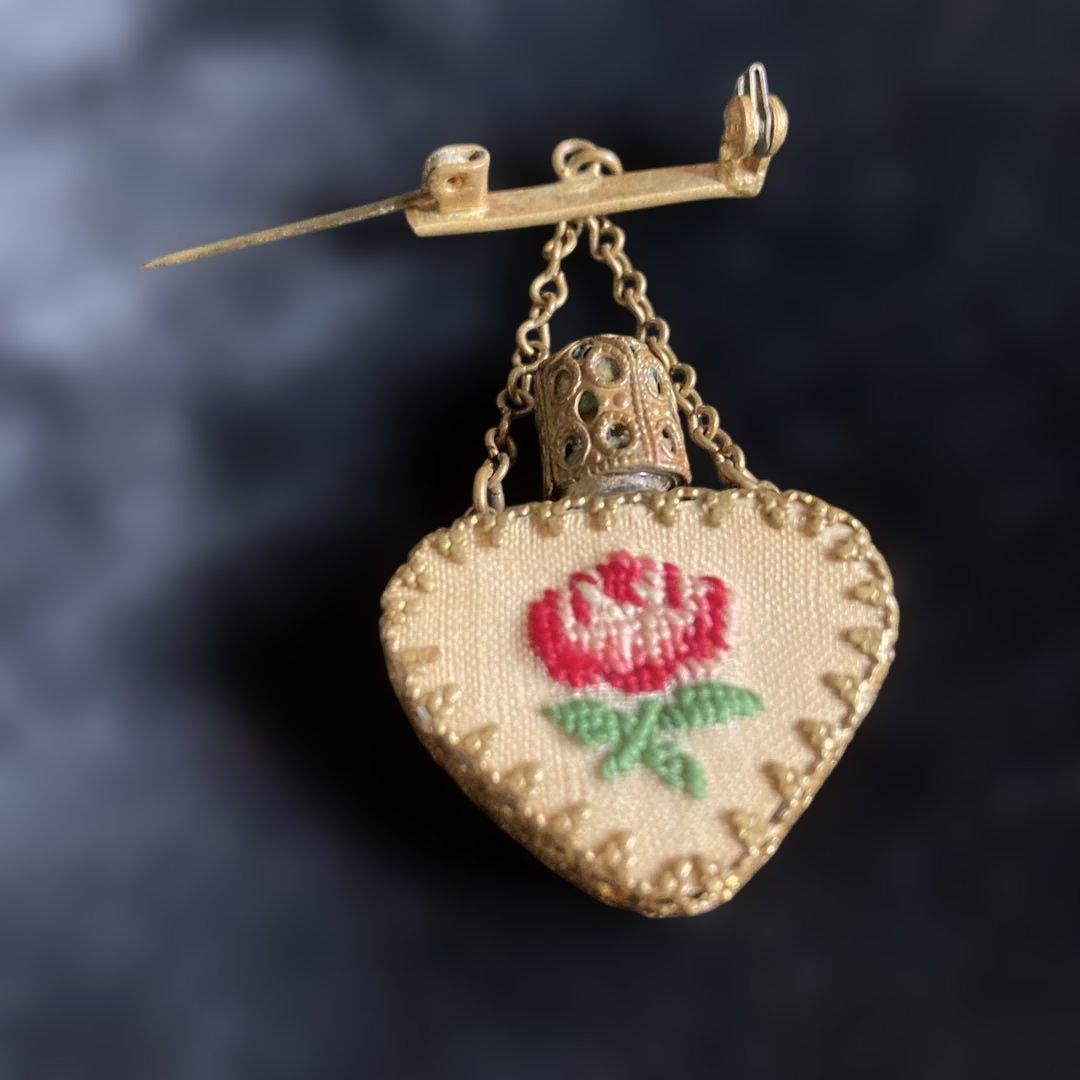 アンティークの香水瓶兼ブローチ 刺繍つき