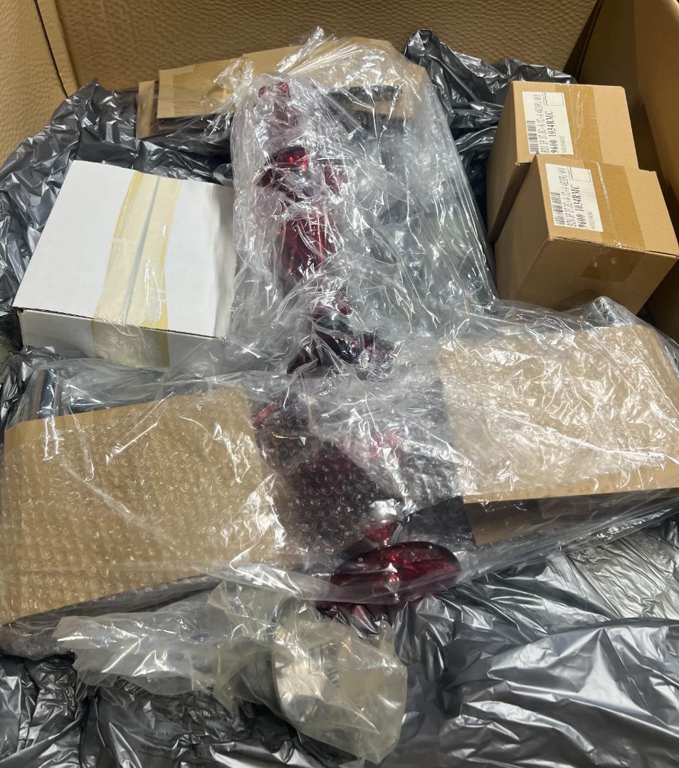 【引き取り限定/未使用】スペイン製シャンデリア レッド