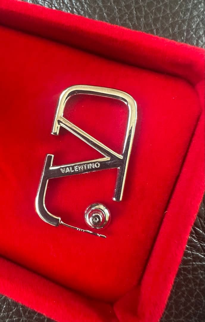 VALENTINO シルバー ロゴピアス