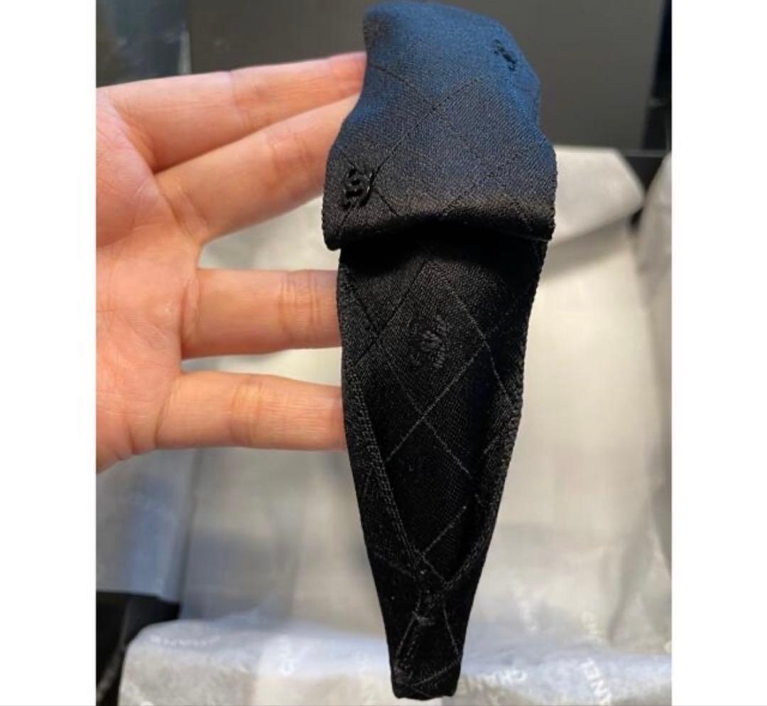 CHANEL ブラック ヘアバンド　シャネル　マトラッセ　ロゴ