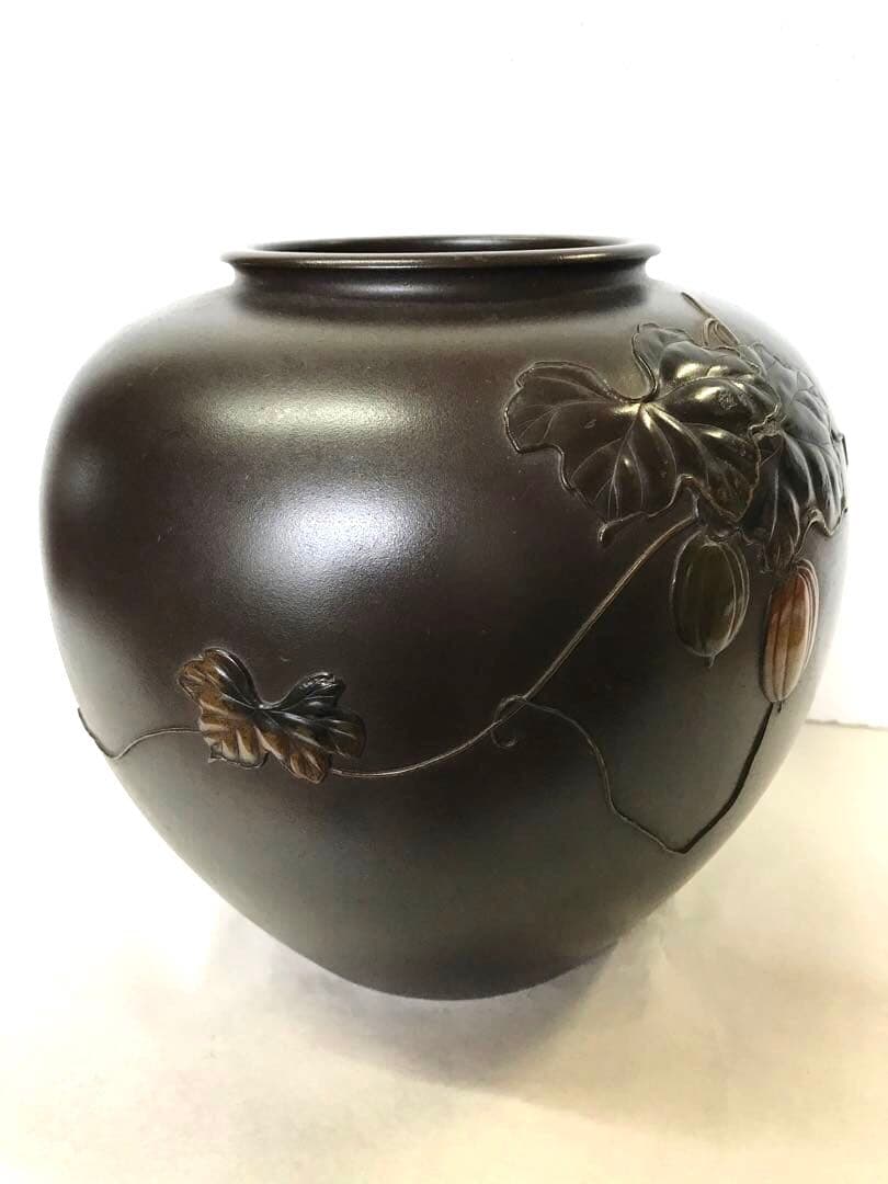 銅製:からす瓜模様丸形花器　　(一鳳 作)