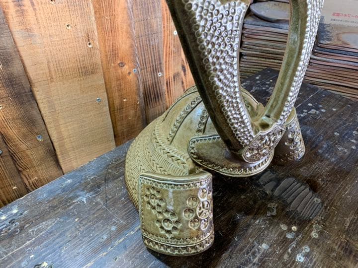 兜(高35㎝×横37㎝)の置物①　備前焼