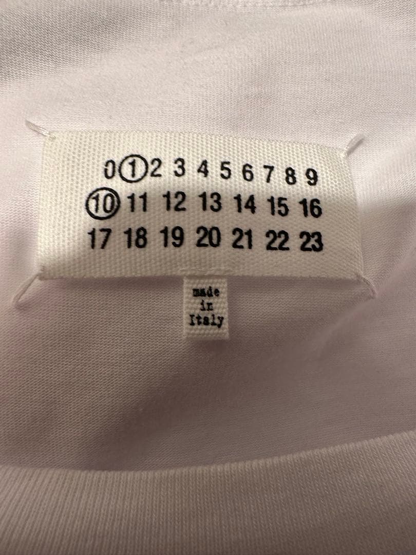 メゾンマルジェラの520スタンププリントTシャツ