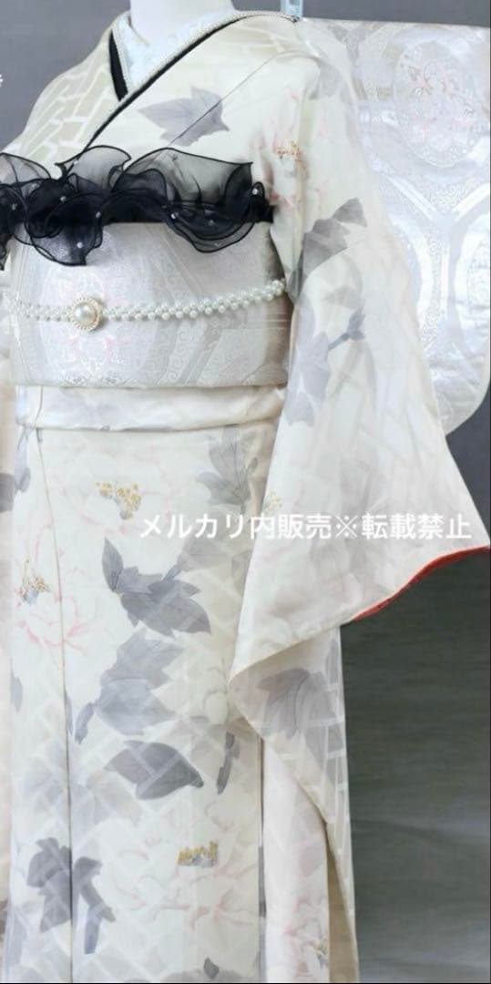 花柄振袖 白色 黒フリル付き