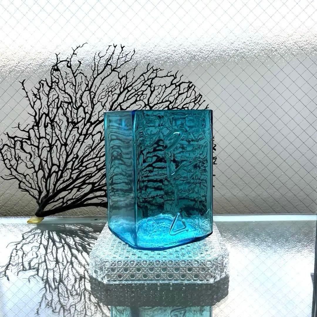 骨董　時代ガラス　希少　化粧品保管瓶　エンボス　唐草プレス　カプリブルー　ウラン