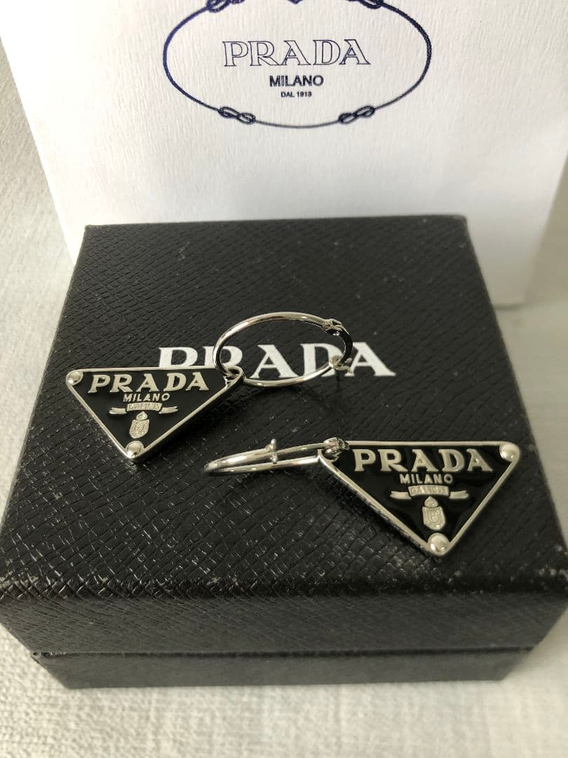 PRADA プラダ　三角ロゴ ピアス 両耳　ブラック　ファション