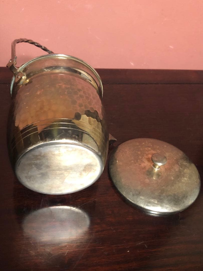 洗練されたフォルムを持つ銀の水注