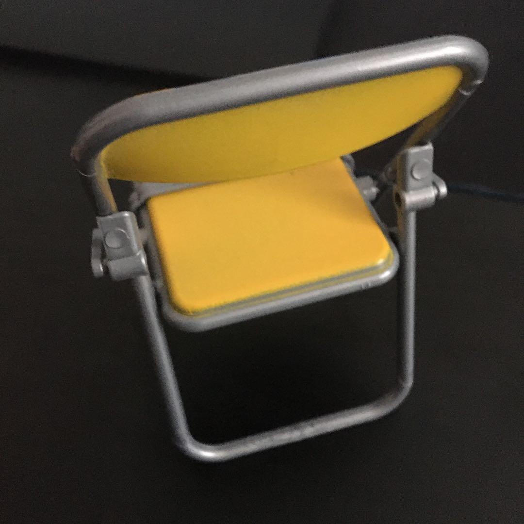 スマホなどを置ける椅子