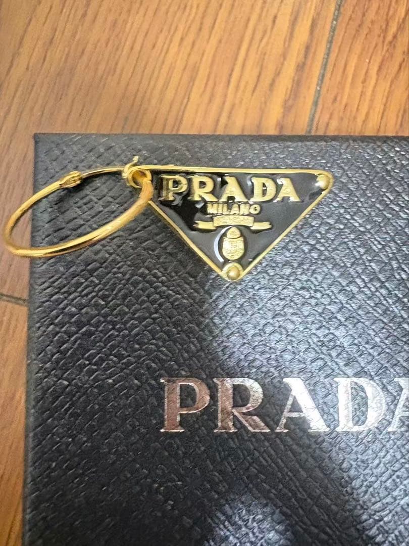 PRADA トライアングル ロゴピアス