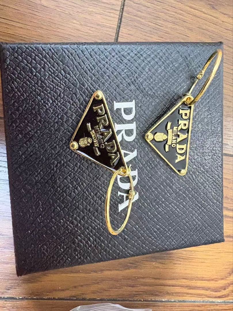 PRADA トライアングル ロゴピアス
