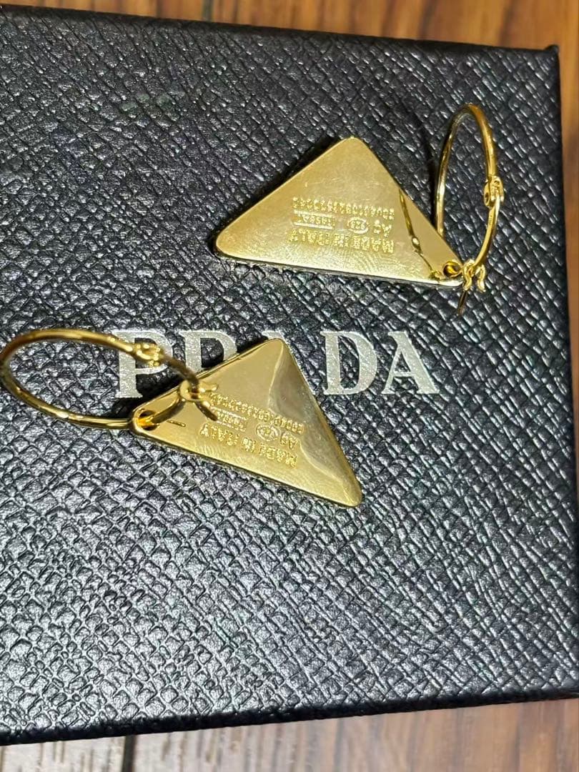 PRADA トライアングル ロゴピアス