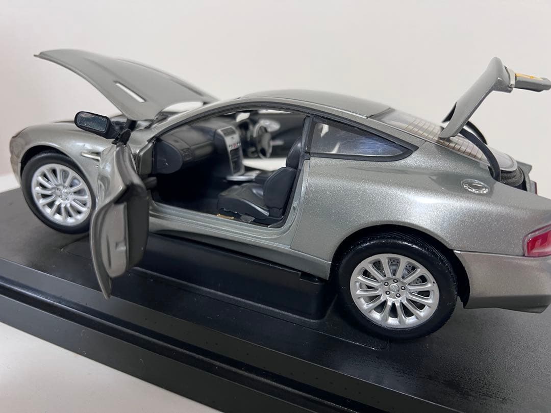 007 Aston Martin V12 Vanquish ジェームズボンド